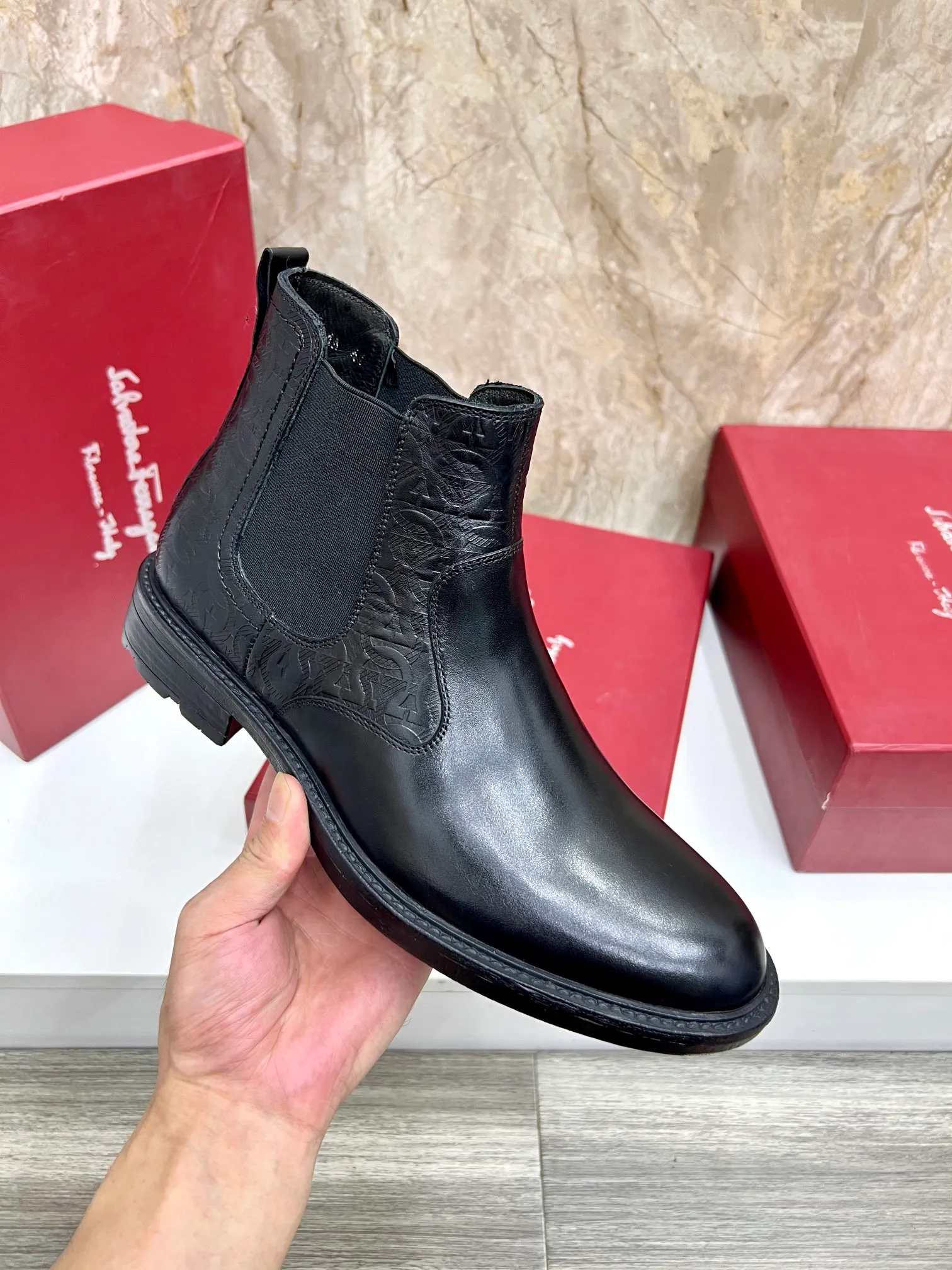 Original order quality: Men's shoes 💰700 Brand: Ferragamo (Ferragamo) One size larger: Men's size 38-44 (45 customized) Grade: Same style as the official website High-end men's shoes Material: Original cowhide, cowhide lining, original outsole Style category: Chelsea men's boots Fashion trend Color: Actual picture